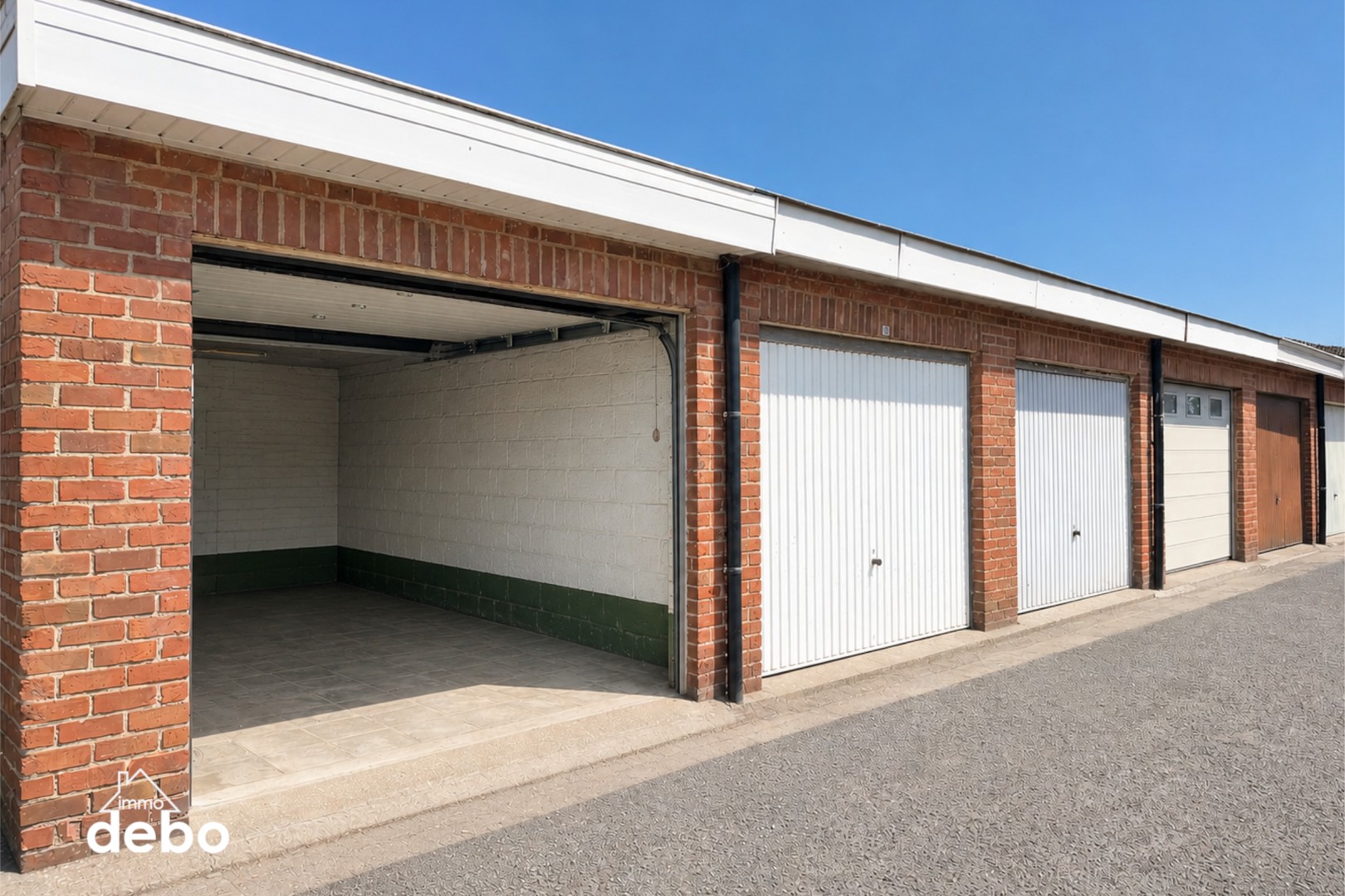 Lichtrijke gezinswoning met tuin, garage en uitweg in Zwevegem