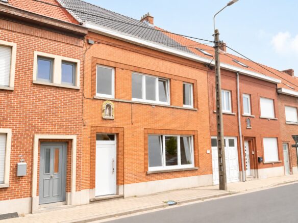 Instapklare gezinswoning met 4 slaapkamers, badkamer, keuken en verrassend veel ruimte en een zonnige tuin. (Ref. 17292)