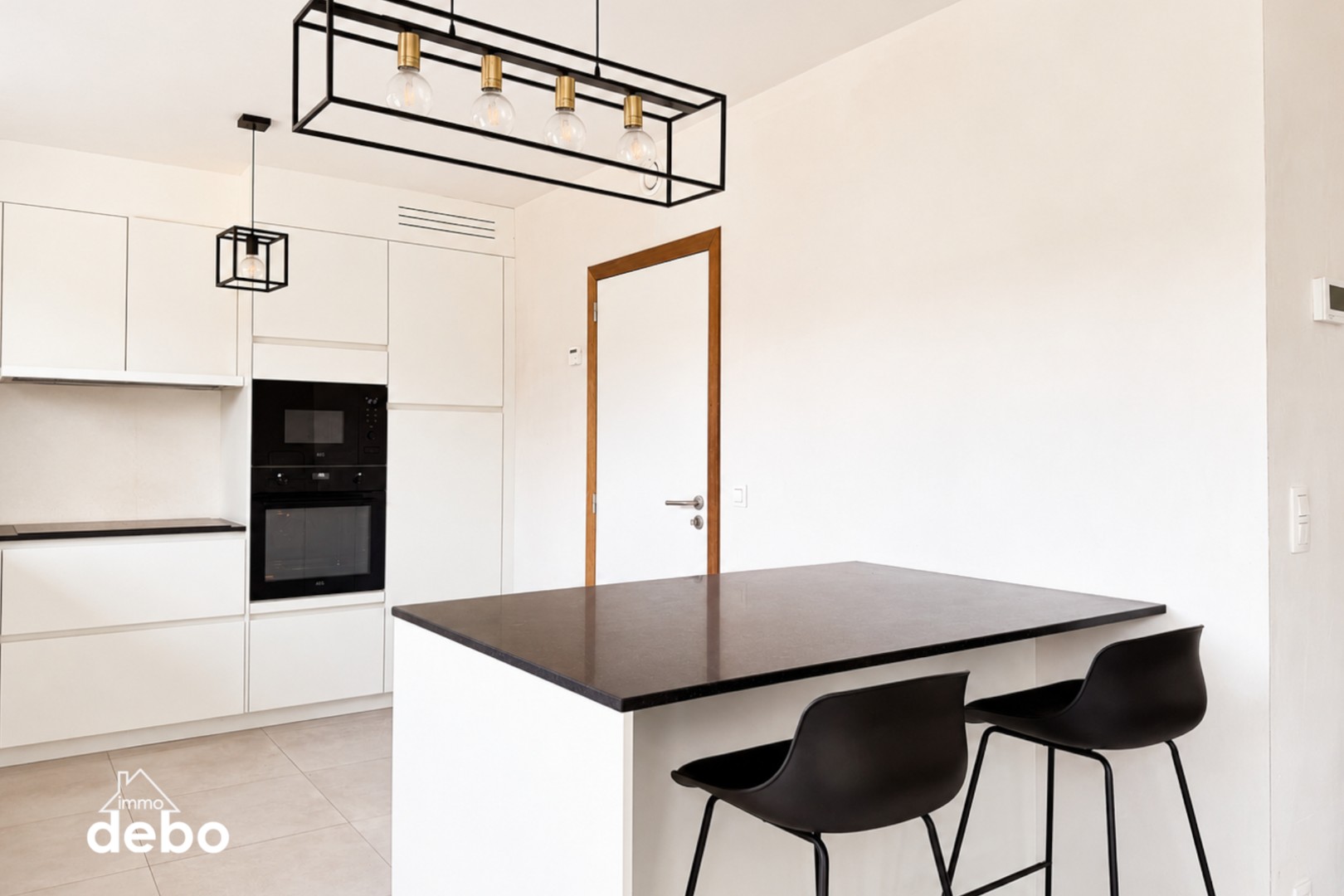 Recente halfopen woning met ruime tuin en carport