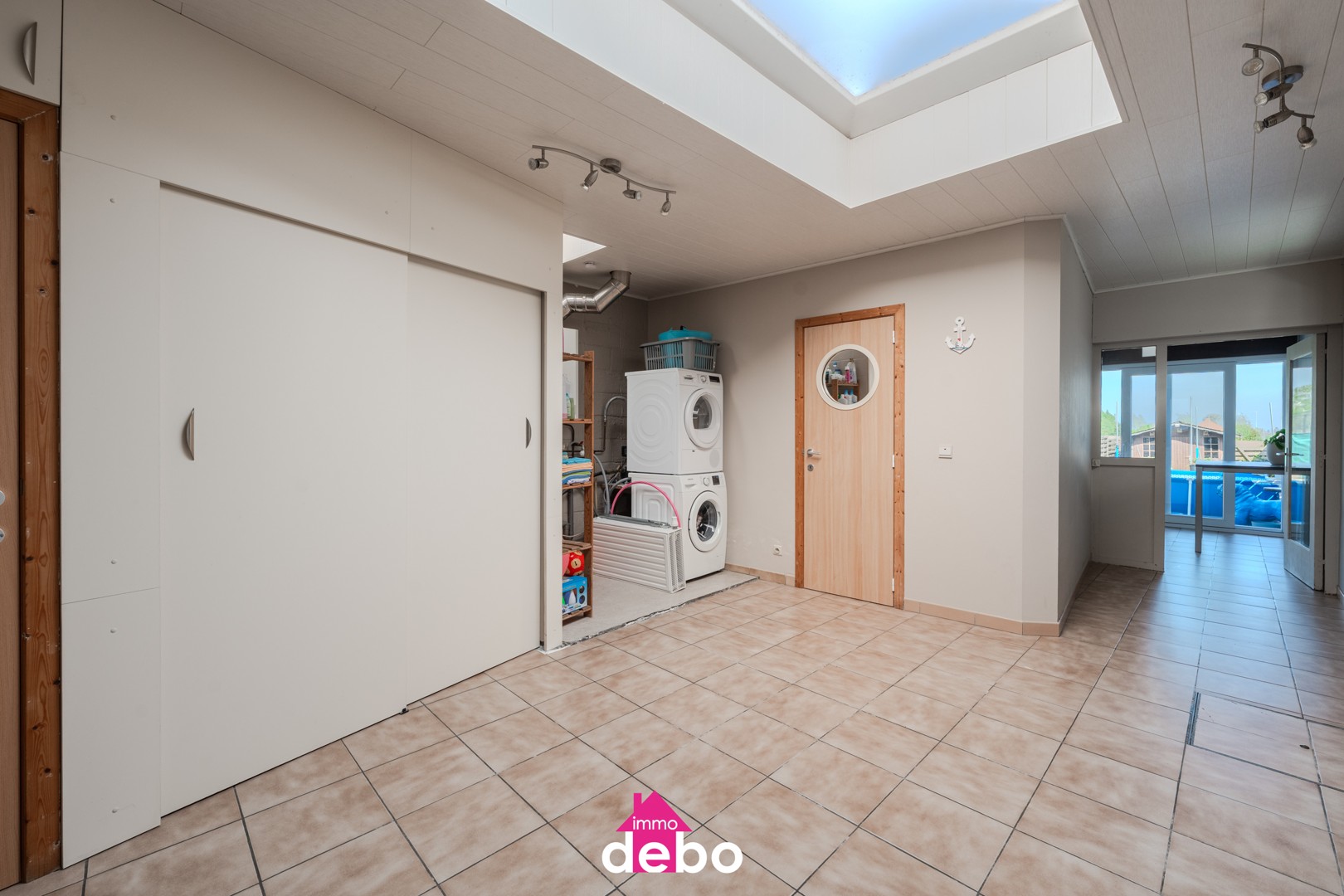Instapklare ruime gezinswoning met 3 slaapkamers, open keuken, badkamer, veranda en zonnige tuin, goed gelegen te Rekkem