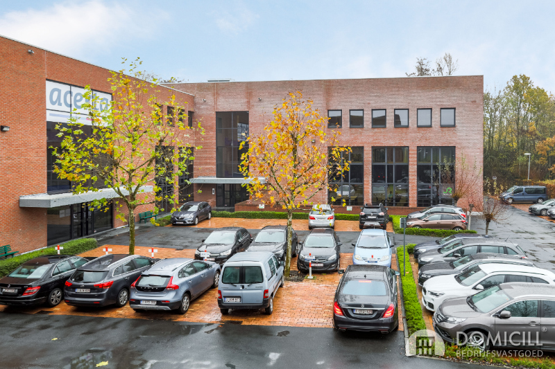 Roeselare, stadsrand: Vlot bereikbare zeer ruime open en lichtrijke kantoorruimte (307m2) met parking aan ring van Roeselare