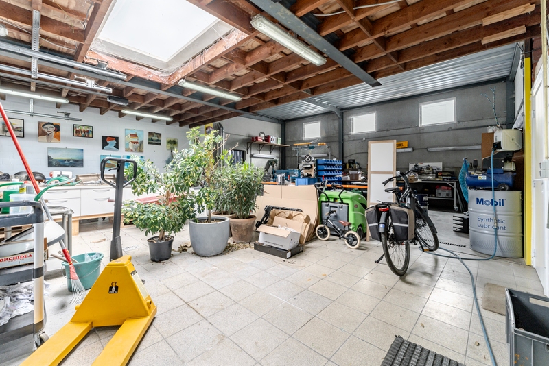 Roeselare-Gits. Opportuniteit aan de Bruggesteenweg gelegen. RUIME LUXE VILLA MET MAGAZIJN & KANTOOR, 4 slaapkamers, uiterst commercieel en zichtbaar. Recent vernieuwd !