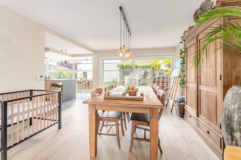 Roeselare-Gits. Opportuniteit aan de Bruggesteenweg gelegen. RUIME LUXE VILLA MET MAGAZIJN & KANTOOR, 4 slaapkamers, uiterst commercieel en zichtbaar. Recent vernieuwd !