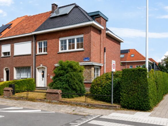 Karaktervolle en ruime woning in hartje Schoten