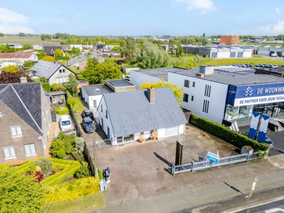 Roeselare-Gits. Opportuniteit aan de Bruggesteenweg gelegen. RUIME LUXE VILLA MET MAGAZIJN & KANTOOR, 4 slaapkamers, uiterst commercieel en zichtbaar. Recent vernieuwd !
