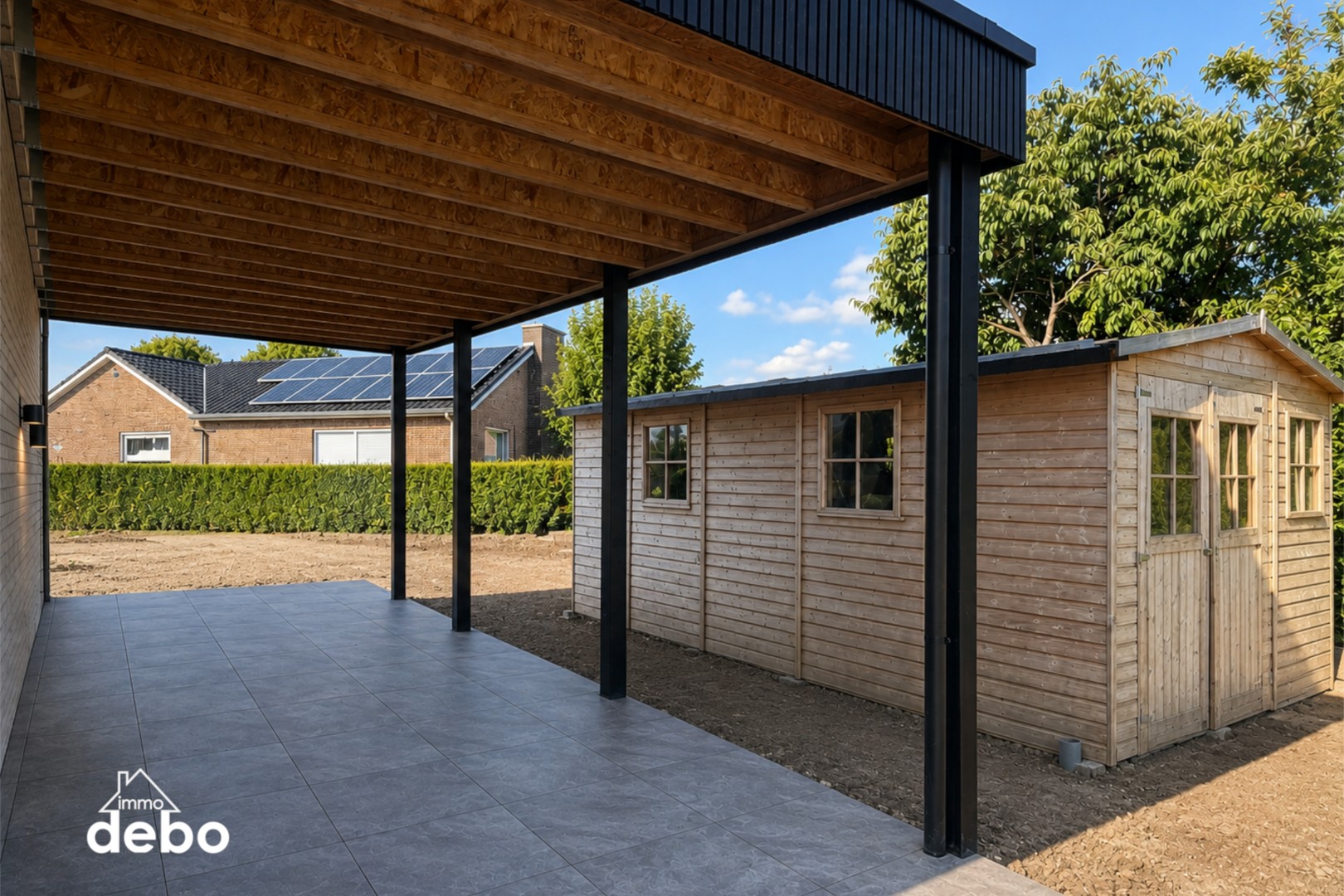 Recente halfopen woning met ruime tuin en carport