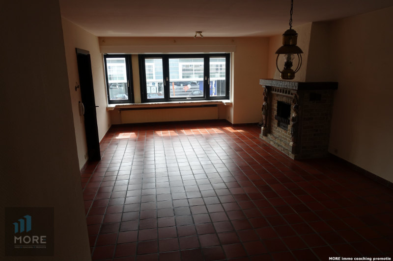 Rijwoning, momenteel bestaande uit een handelsgelijkvloers met appartement op het Gemeenteplein