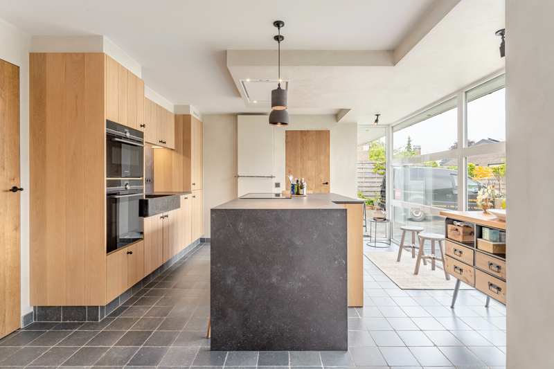 Roeselare-Gits. Opportuniteit aan de Bruggesteenweg gelegen. RUIME LUXE VILLA MET MAGAZIJN & KANTOOR, 4 slaapkamers, uiterst commercieel en zichtbaar. Recent vernieuwd !