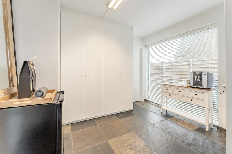 Roeselare-Gits. Opportuniteit aan de Bruggesteenweg gelegen. RUIME LUXE VILLA MET MAGAZIJN & KANTOOR, 4 slaapkamers, uiterst commercieel en zichtbaar. Recent vernieuwd !