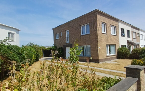 Charmante hoekwoning met garage en grote tuin in de Notelarenlaan 11 in Knokke