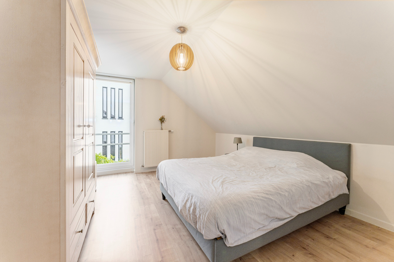 Roeselare-Gits. Opportuniteit aan de Bruggesteenweg gelegen. RUIME LUXE VILLA MET MAGAZIJN & KANTOOR, 4 slaapkamers, uiterst commercieel en zichtbaar. Recent vernieuwd !