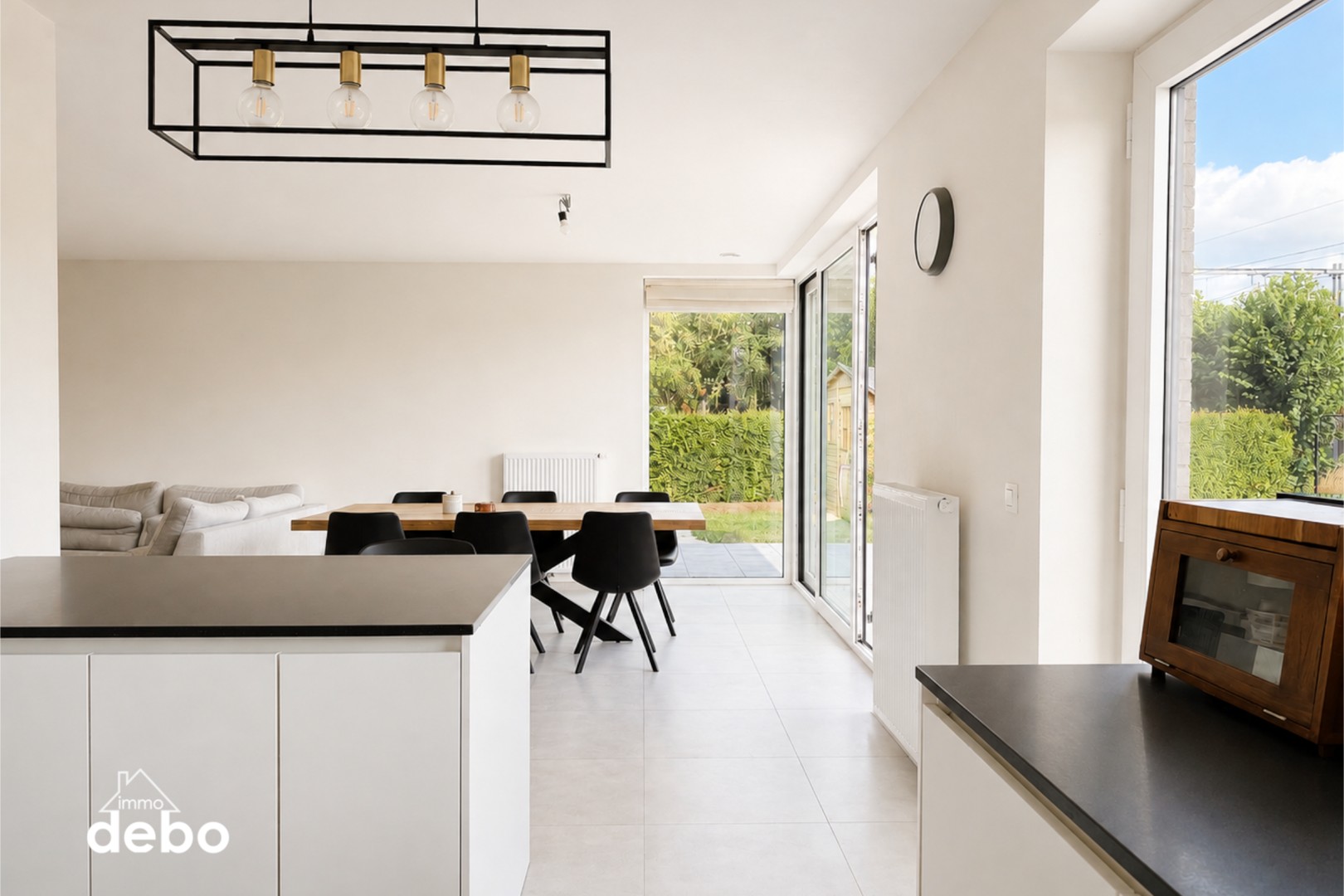 Recente halfopen woning met ruime tuin en carport