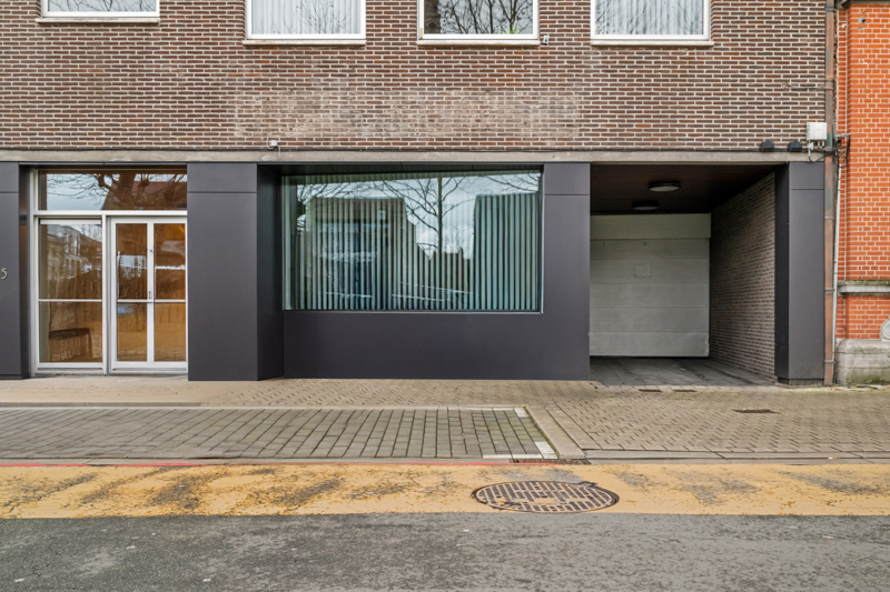 Roeselare-stadskern. Recent vernieuwde kantoor / praktijk / polyavalente ruimte te huur van 164m2. Ideale zichtbaarheid. Voldoende parkeerruimte en aparte autostaanplaats beschikbaar.