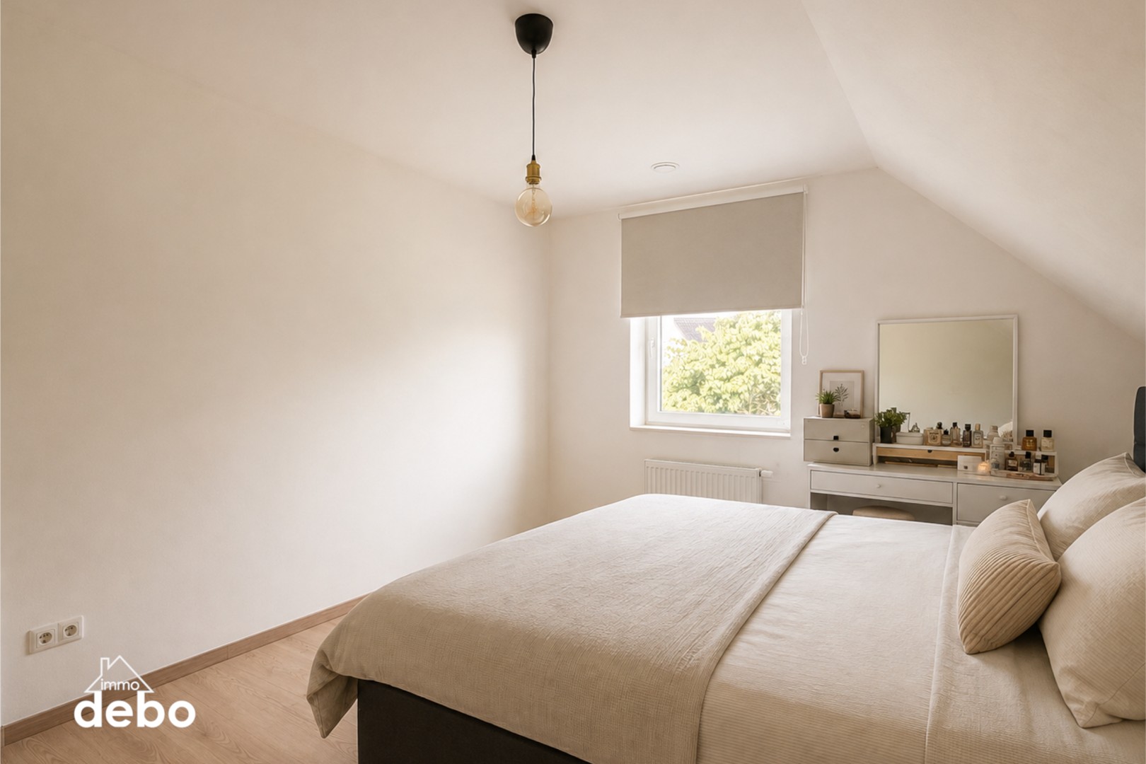 Recente halfopen woning met ruime tuin en carport