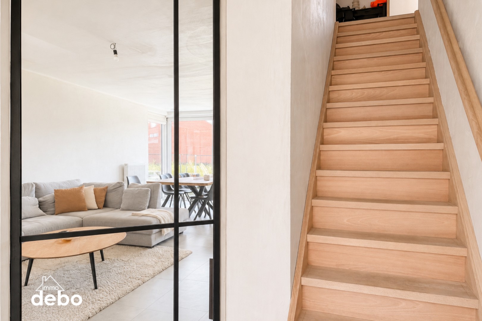Recente halfopen woning met ruime tuin en carport