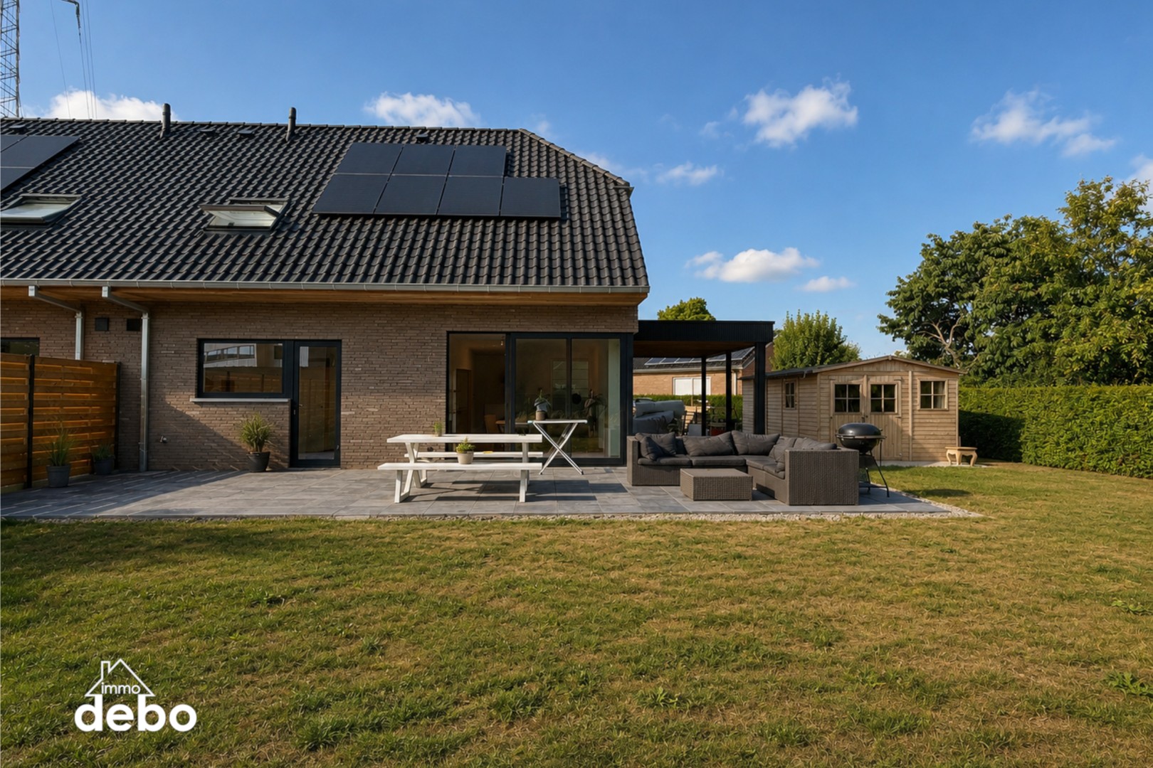 Recente halfopen woning met ruime tuin en carport