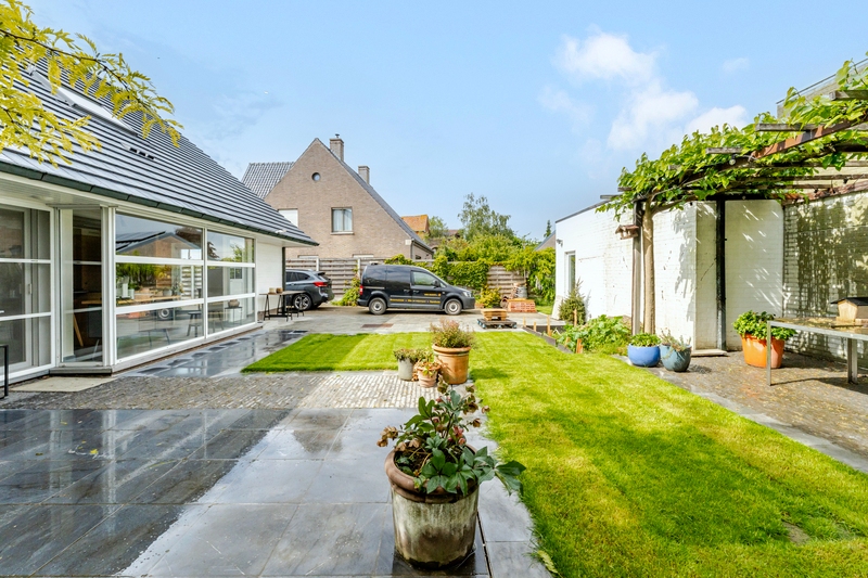 Roeselare-Gits. Opportuniteit aan de Bruggesteenweg gelegen. RUIME LUXE VILLA MET MAGAZIJN & KANTOOR, 4 slaapkamers, uiterst commercieel en zichtbaar. Recent vernieuwd !