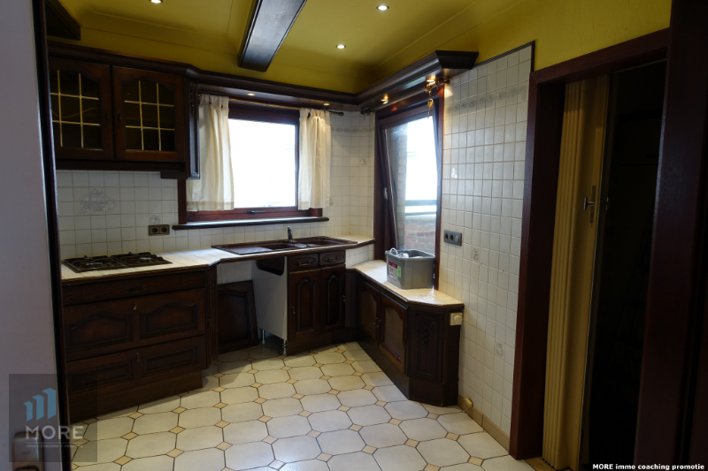 Rijwoning, momenteel bestaande uit een handelsgelijkvloers met appartement op het Gemeenteplein