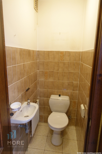 Rijwoning, momenteel bestaande uit een handelsgelijkvloers met appartement op het Gemeenteplein