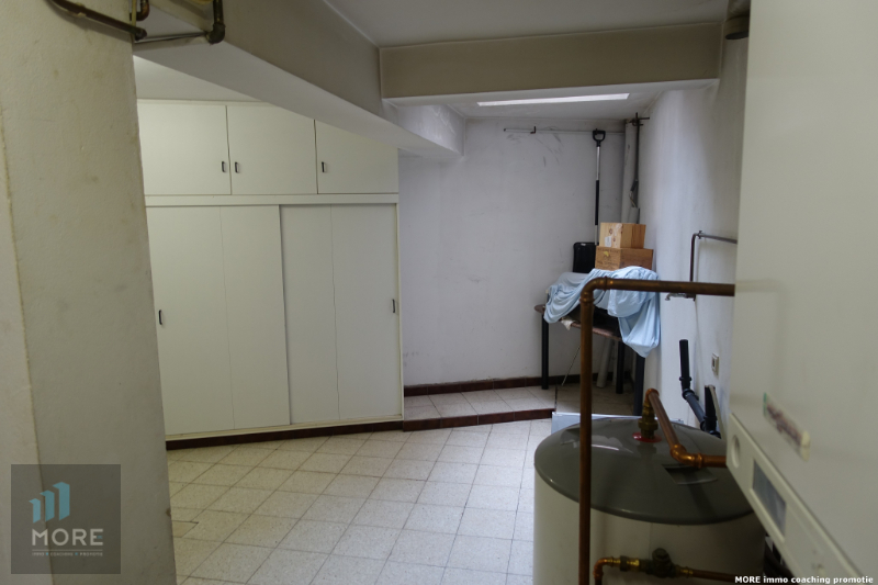 Rijwoning, momenteel bestaande uit een handelsgelijkvloers met appartement op het Gemeenteplein