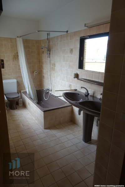 Rijwoning, momenteel bestaande uit een handelsgelijkvloers met appartement op het Gemeenteplein
