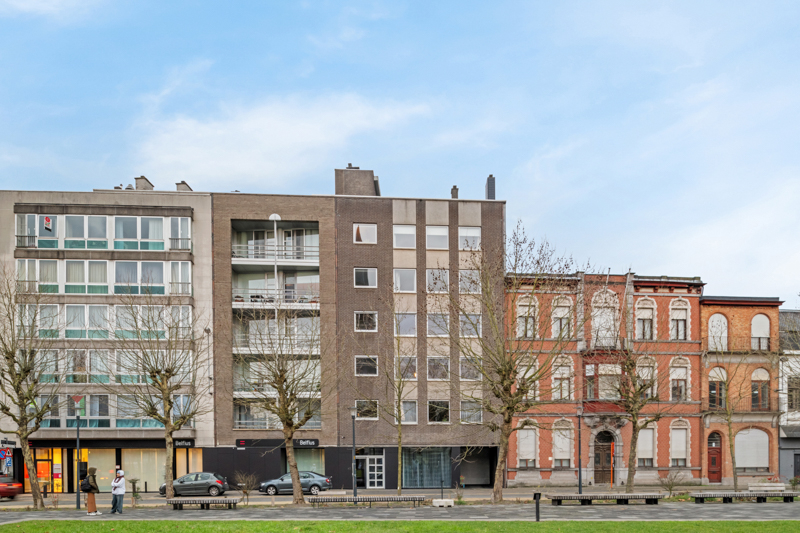 Roeselare-stadskern. Recent vernieuwde kantoor / praktijk / polyavalente ruimte te huur van 164m2. Ideale zichtbaarheid. Voldoende parkeerruimte en aparte autostaanplaats beschikbaar.