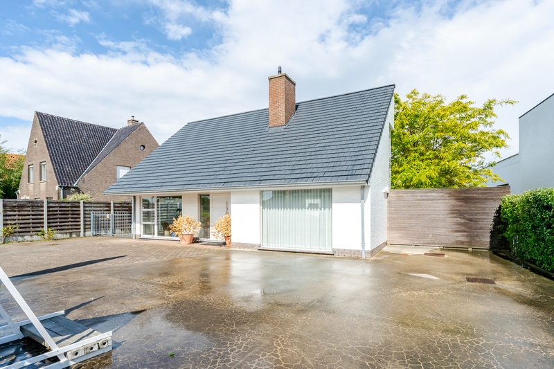 Roeselare-Gits. Opportuniteit aan de Bruggesteenweg gelegen. RUIME LUXE VILLA MET MAGAZIJN & KANTOOR, 4 slaapkamers, uiterst commercieel en zichtbaar. Recent vernieuwd !