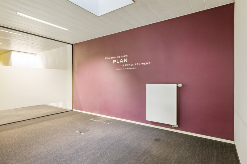 Roeselare-stadskern. Recent vernieuwde kantoor / praktijk / polyavalente ruimte te huur van 164m2. Ideale zichtbaarheid. Voldoende parkeerruimte en aparte autostaanplaats beschikbaar.