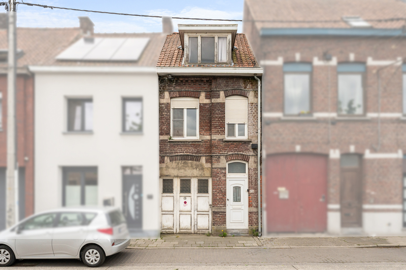 Roeselare-stadsrand.  Te renoveren ruime stevige rijwoning met 3-4 slaapkamers op een mooi perceel van 263m2.  Ideaal voor doe-het-zelver en renoveerder/investeerder.