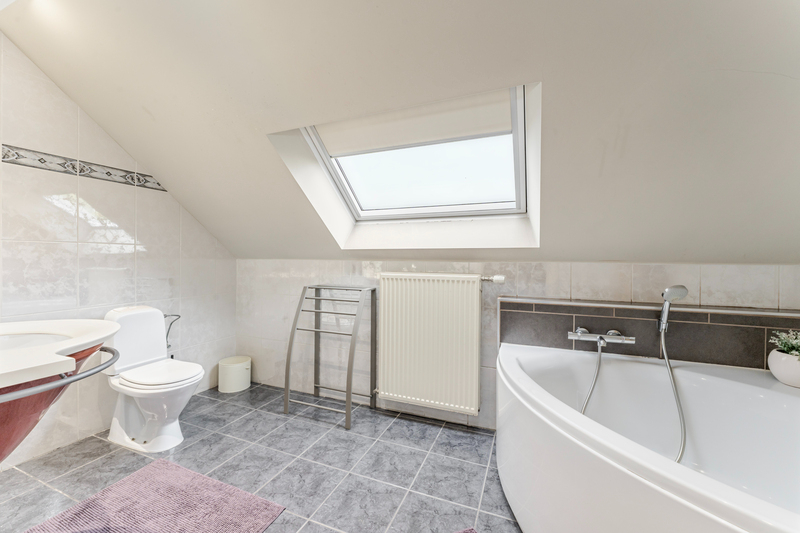 Roeselare-Gits. Opportuniteit aan de Bruggesteenweg gelegen. RUIME LUXE VILLA MET MAGAZIJN & KANTOOR, 4 slaapkamers, uiterst commercieel en zichtbaar. Recent vernieuwd !