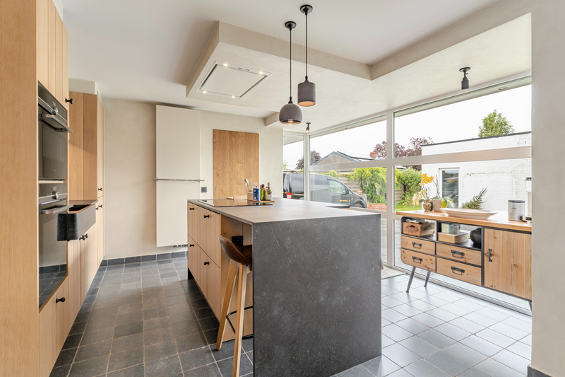 Roeselare-Gits. Opportuniteit aan de Bruggesteenweg gelegen. RUIME LUXE VILLA MET MAGAZIJN & KANTOOR, 4 slaapkamers, uiterst commercieel en zichtbaar. Recent vernieuwd !