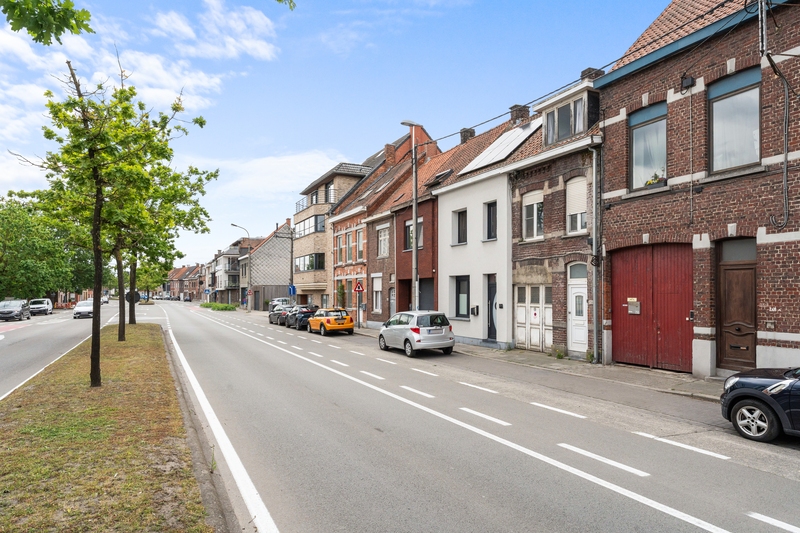 Roeselare-stadsrand.  Te renoveren ruime stevige rijwoning met 3-4 slaapkamers op een mooi perceel van 263m2.  Ideaal voor doe-het-zelver en renoveerder/investeerder.