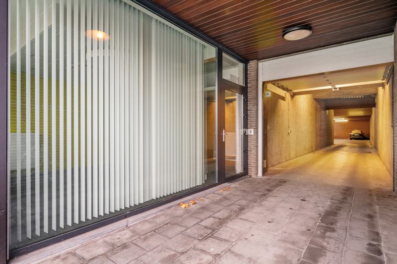 Roeselare-stadskern. Recent vernieuwde kantoor / praktijk / polyavalente ruimte te huur van 164m2. Ideale zichtbaarheid. Voldoende parkeerruimte en aparte autostaanplaats beschikbaar.