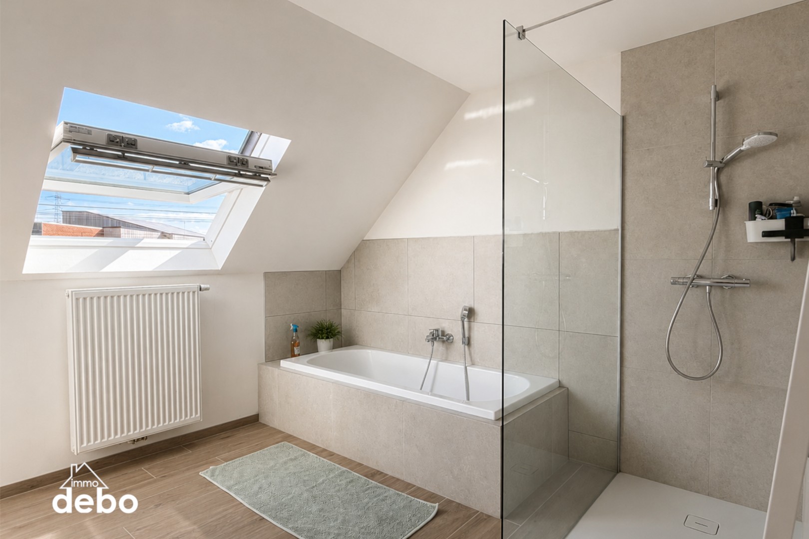 Recente halfopen woning met ruime tuin en carport