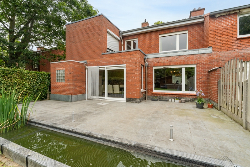 Roeselare : Robuuste halfopen bebouwing op 353 m² met verrassend veel ruimte en zuidgerichte tuin