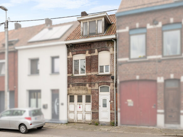Roeselare-stadsrand.  Te renoveren ruime stevige rijwoning met 3-4 slaapkamers op een mooi perceel van 263m2.  Ideaal voor doe-het-zelver en renoveerder/investeerder.