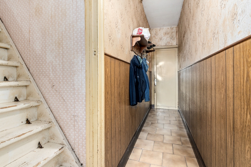 Roeselare-stadsrand.  Te renoveren ruime stevige rijwoning met 3-4 slaapkamers op een mooi perceel van 263m2.  Ideaal voor doe-het-zelver en renoveerder/investeerder.