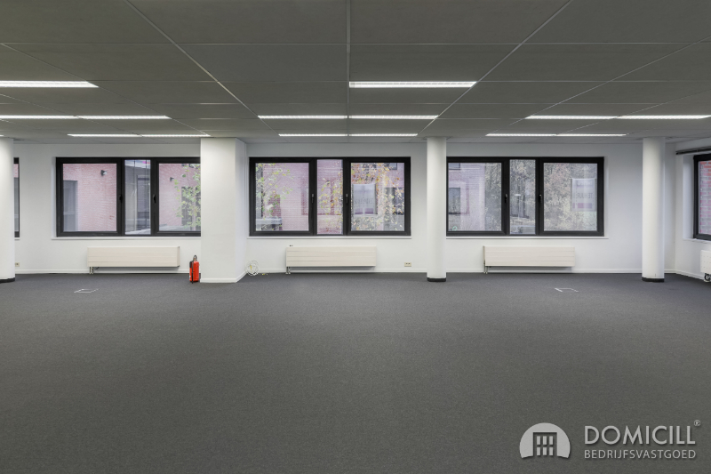 Roeselare, stadsrand: Vlot bereikbare zeer ruime open en lichtrijke kantoorruimte (172m2) met parking aan ring van Roeselare