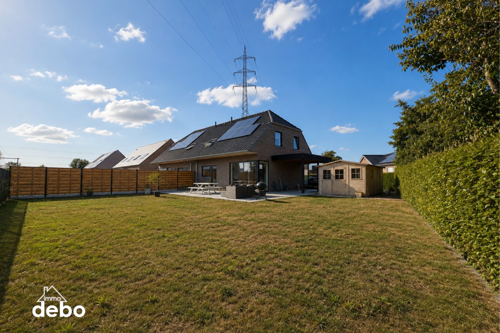 Recente halfopen woning met ruime tuin en carport