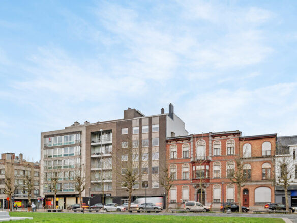 Roeselare-stadskern. Recent vernieuwde kantoor / praktijk / polyavalente ruimte te huur van 164m2. Ideale zichtbaarheid. Voldoende parkeerruimte en aparte autostaanplaats beschikbaar.