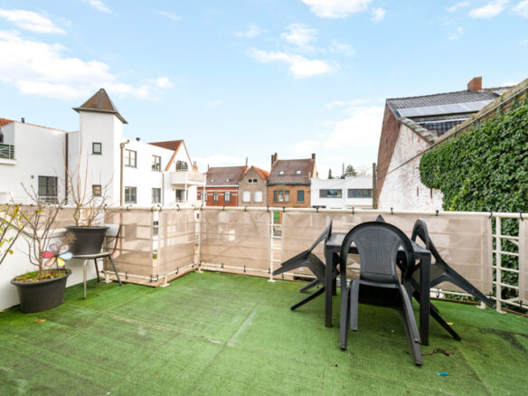 Roeselare : ruime lichtrijke duplexappartement met zolder voorzien van  2 slaapkamers en een groot zonneterras binnenin een woonerf. (opp 143 m²)
