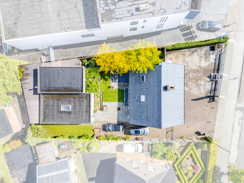 Roeselare-Gits. Opportuniteit aan de Bruggesteenweg gelegen. RUIME LUXE VILLA MET MAGAZIJN & KANTOOR, 4 slaapkamers, uiterst commercieel en zichtbaar. Recent vernieuwd !
