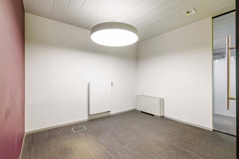 Roeselare-stadskern. Recent vernieuwde kantoor / praktijk / polyavalente ruimte te huur van 164m2. Ideale zichtbaarheid. Voldoende parkeerruimte en aparte autostaanplaats beschikbaar.