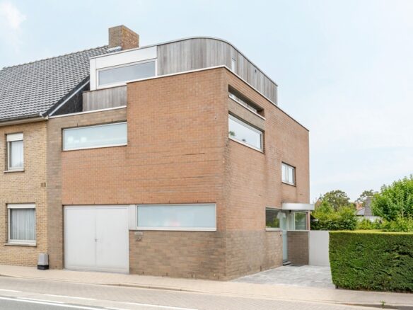 Roeselare : Unieke, strakke halfopen bebouwing met zuidgerichte tuin op toplocatie nabij het centrum.