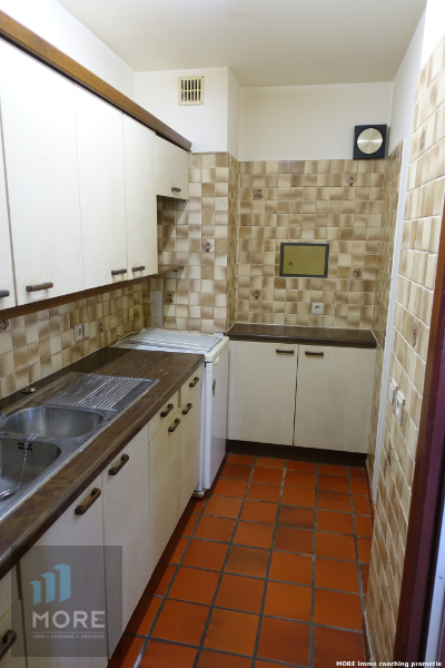 Rijwoning, momenteel bestaande uit een handelsgelijkvloers met appartement op het Gemeenteplein