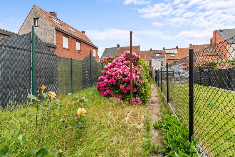 Roeselare-stadsrand.  Te renoveren ruime stevige rijwoning met 3-4 slaapkamers op een mooi perceel van 263m2.  Ideaal voor doe-het-zelver en renoveerder/investeerder.