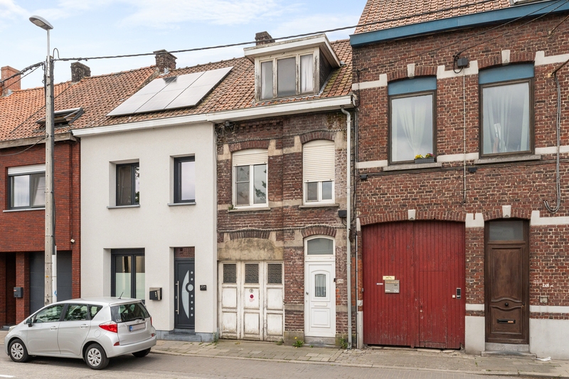 Roeselare-stadsrand.  Te renoveren ruime stevige rijwoning met 3-4 slaapkamers op een mooi perceel van 263m2.  Ideaal voor doe-het-zelver en renoveerder/investeerder.