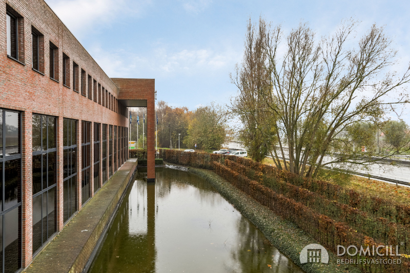 Roeselare, stadsrand: Vlot bereikbare zeer ruime open en lichtrijke kantoorruimte (172m2) met parking aan ring van Roeselare