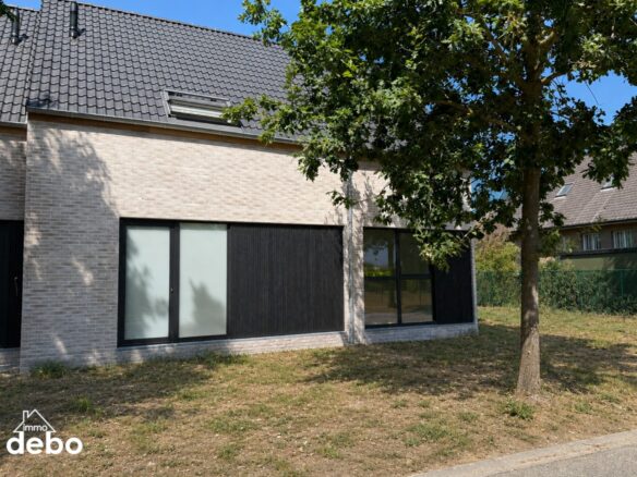 Halfopen energiezuinige nieuwbouwwoning met 3 slaapkamers op 401 m²