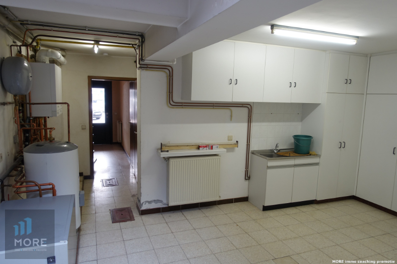 Rijwoning, momenteel bestaande uit een handelsgelijkvloers met appartement op het Gemeenteplein